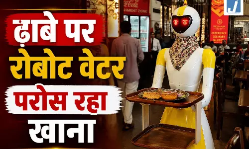 ढाबे पर रोबोट वेटर परोस रहा खाना, ग्राहक भी हैरान हैं सेल्फी की होड़