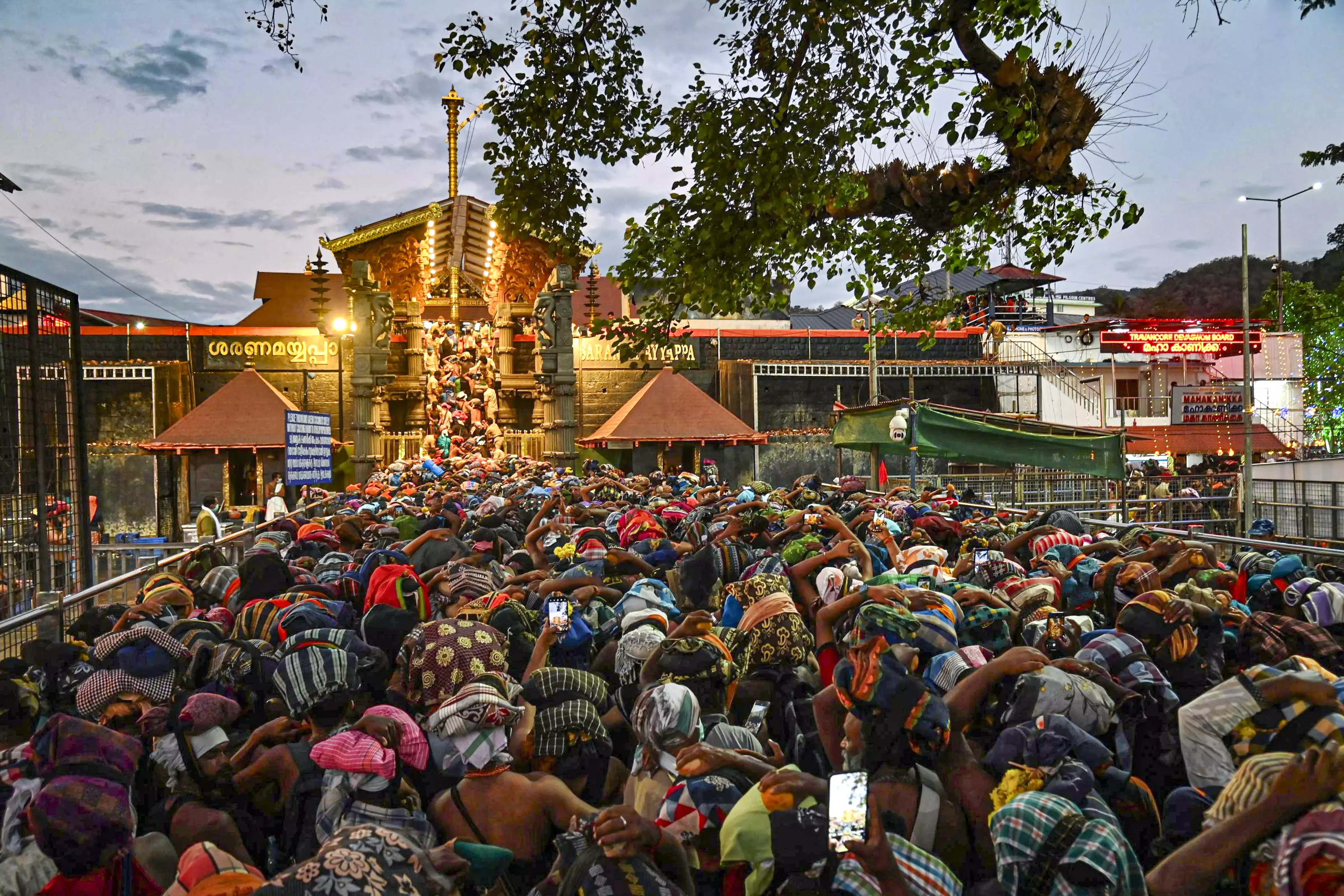 मलयालम नव वर्ष की शुरुआत के साथ सबरीमाला मंदिर भक्तों के लिए खुला मलयालम नव वर्ष की शुरुआत के साथ सबरीमाला मंदिर भक्तों के लिए खुला