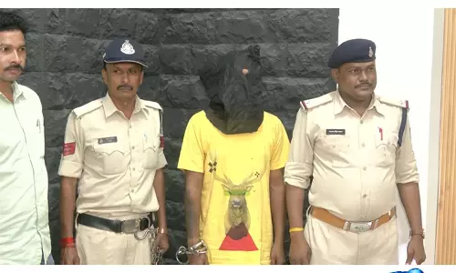 इंदौर में हथियार तस्कर गिरफ्तार, 3 देसी पिस्टल और रिवॉल्वर बरामद इंदौर में हथियार तस्कर गिरफ्तार, 3 देसी पिस्टल और रिवॉल्वर बरामद