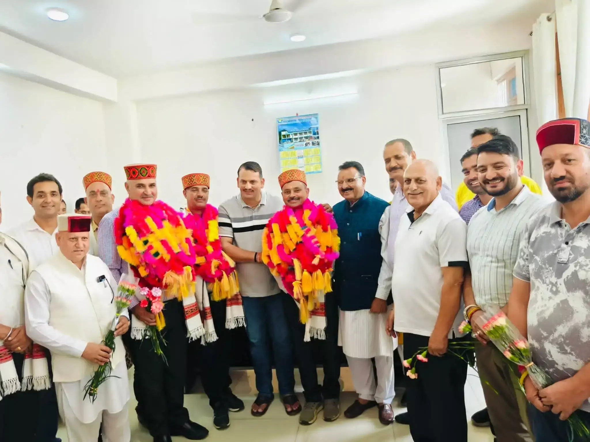 Mandi: सर्वसम्मति से अध्यक्ष बने मुकेश चंदेल, समर्थकों ने आतिशबाजी कर मनाया जश्न