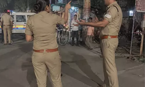 इंस्पेक्टर और महिला सिपाही की सड़क पर तीखी बहस, वीडियो वायरल