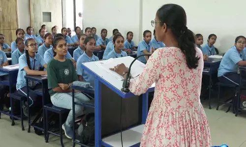 गुजरात में छात्राओं को हर महीने मुफ्त मिलेंगे सैनिटरी नैपकिन गुजरात में छात्राओं को हर महीने मुफ्त मिलेंगे सैनिटरी नैपकिन
