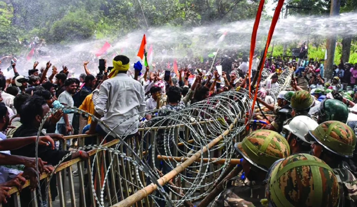न्याय की मांग को लेकर सड़क पर उतरे झारखंड के छात्र न्याय की मांग को लेकर सड़क पर उतरे झारखंड के छात्र