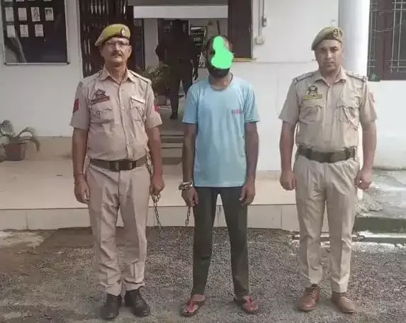 Kathua: 17 मामलों के आरोपी तालिब हुसैन पर प्रशासन का एक्शन, PSA के तहत कार्रवाई Kathua: 17 मामलों के आरोपी तालिब हुसैन पर प्रशासन का एक्शन, PSA के तहत कार्रवाई