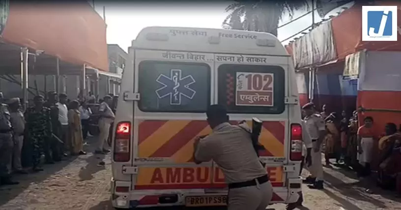 लखीसराय भगदड़: DM ने बताया- अप्रत्याशित रूप से भीड़ बढ़ने से बैरिकेडिंग टूटा और लोग एक-दूसरे के ऊपर गिरते गए लखीसराय भगदड़: DM ने बताया- अप्रत्याशित रूप से भीड़ बढ़ने से बैरिकेडिंग टूटा और लोग एक-दूसरे के ऊपर गिरते गए