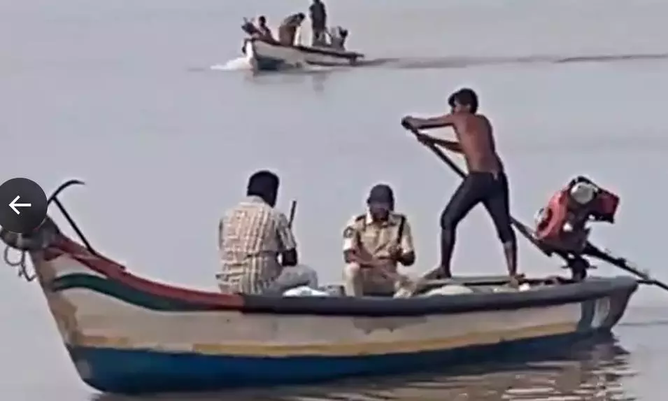 Andhra: पीथापुरम पंचायत राज एई ने परिवार सहित आत्महत्या का प्रयास किया Andhra: पीथापुरम पंचायत राज एई ने परिवार सहित आत्महत्या का प्रयास किया