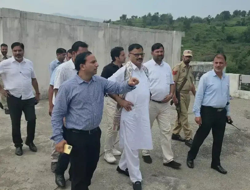 Poonch: भेरा में ईएमआरएस भवन निर्माण की समीक्षा, जावेद राणा ने अधिकारियों से ली जानकारी Poonch: भेरा में ईएमआरएस भवन निर्माण की समीक्षा, जावेद राणा ने अधिकारियों से ली जानकारी