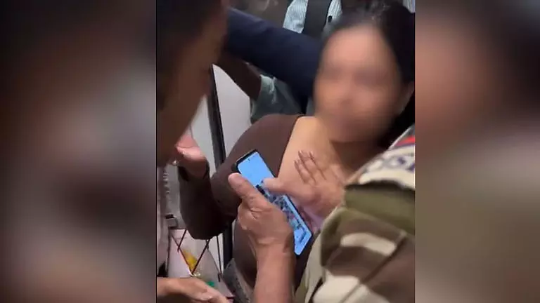 दिल्ली मेट्रो में महिला की आपत्तिजनक फोटो लेने का आरोप, CISF का ASI सस्पेंड दिल्ली मेट्रो में महिला की आपत्तिजनक फोटो लेने का आरोप, CISF का ASI सस्पेंड