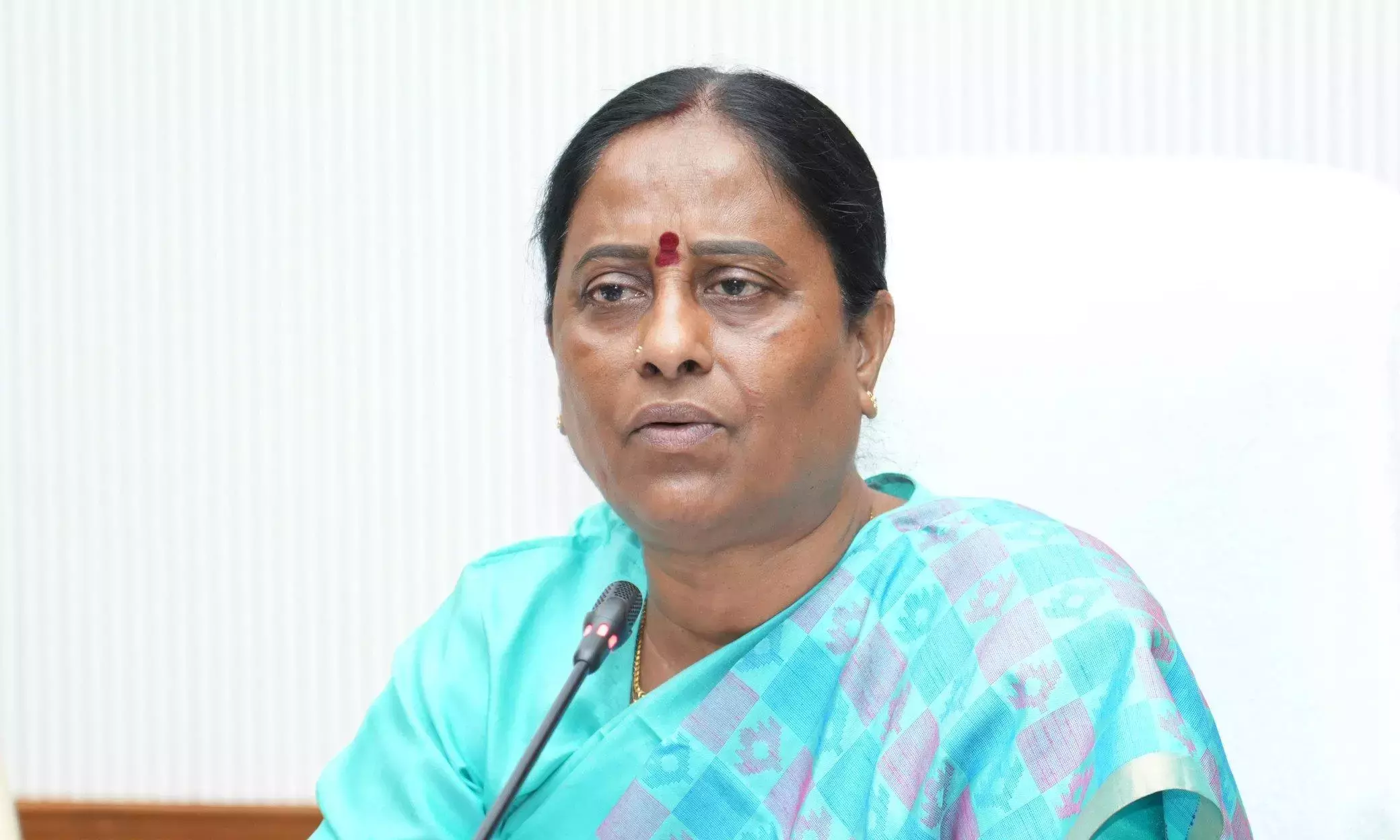 Telangana: सुरेखा की अनुपस्थिति से अटकलें तेज हो गईं Telangana: सुरेखा की अनुपस्थिति से अटकलें तेज हो गईं