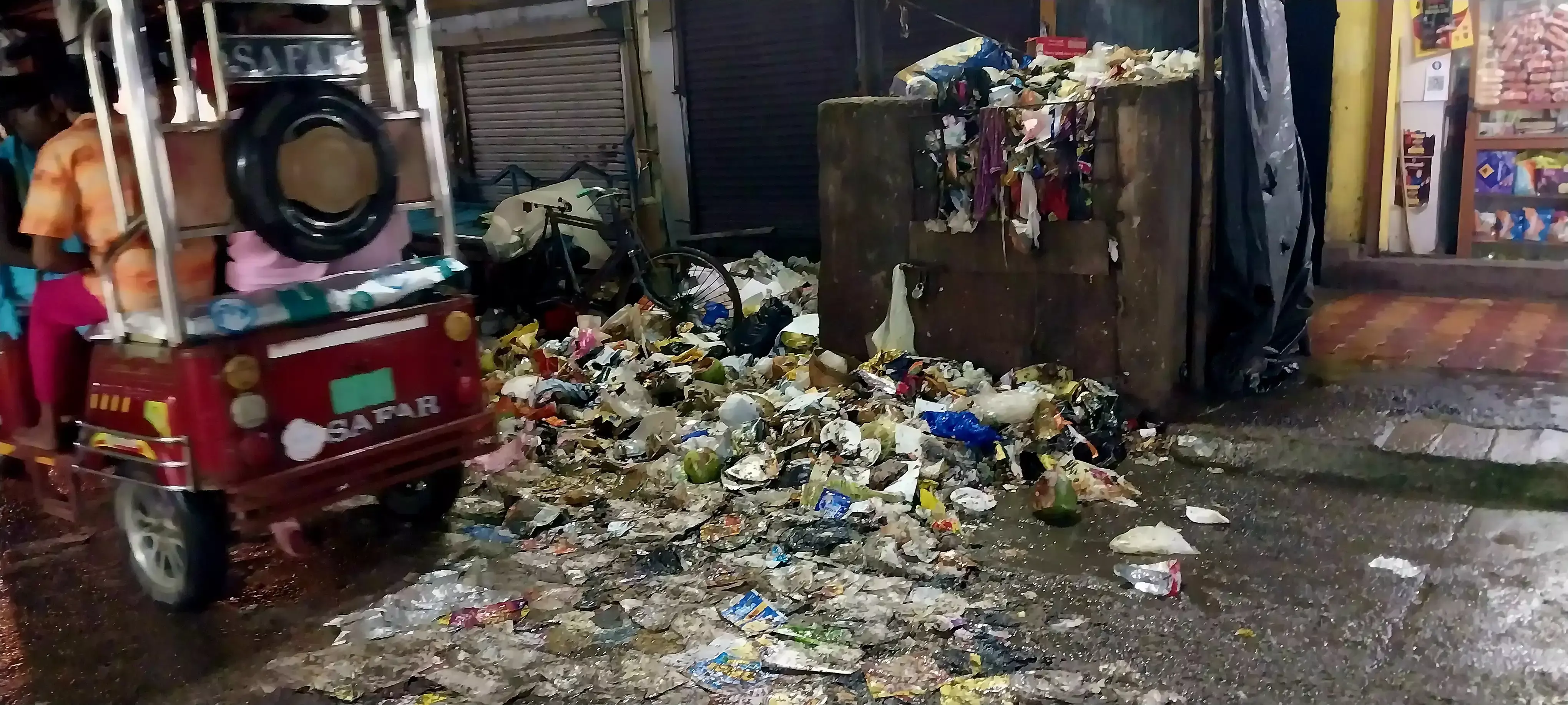 Hooghly: एनएस रोड बना कूड़ाघर, चेयरमैन के इस्तीफे के बाद रिषड़ा की व्यवस्था पर सवाल Hooghly: एनएस रोड बना कूड़ाघर, चेयरमैन के इस्तीफे के बाद रिषड़ा की व्यवस्था पर सवाल