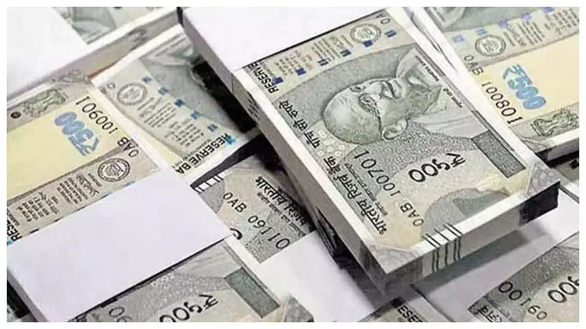 सागर में युवक के घर से मिले करोड़ों नकद, बंदूक वाले वायरल पोस्ट की जांच के दौरान खुलासा सागर में युवक के घर से मिले करोड़ों नकद, बंदूक वाले वायरल पोस्ट की जांच के दौरान खुलासा