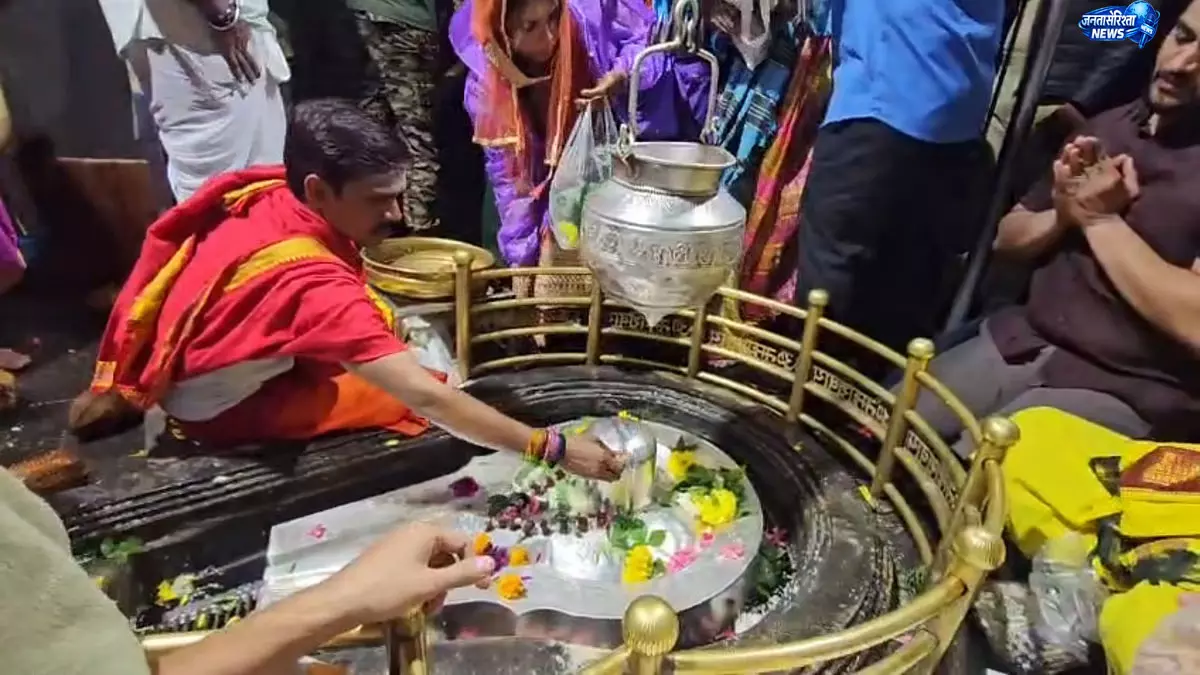 सावन सोमवार और नाग पंचमी पर भीमाशंकर मंदिर में उमड़ी भक्तों की भीड़ सावन सोमवार और नाग पंचमी पर भीमाशंकर मंदिर में उमड़ी भक्तों की भीड़