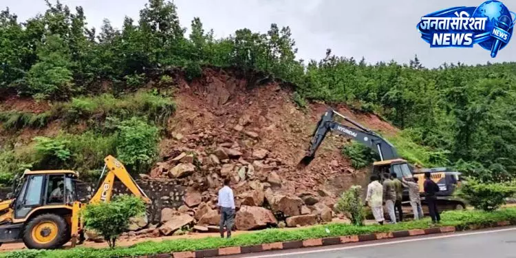 Odisha में लैंडस्लाइड से सड़क यातायात बाधित Odisha में लैंडस्लाइड से सड़क यातायात बाधित