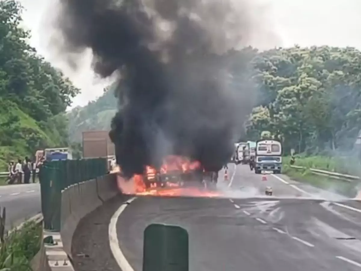 Jabalpur: कंटेनर में आग लगने से हाईवे पर मची अफरा-तफरी, धमाकों से दहशत Jabalpur: कंटेनर में आग लगने से हाईवे पर मची अफरा-तफरी, धमाकों से दहशत