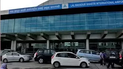 Varanasi: बाबतपुर एयरपोर्ट पर अचानक चली गोली, दो लोगों के घायल होने से मचा हड़कंप Varanasi: बाबतपुर एयरपोर्ट पर अचानक चली गोली, दो लोगों के घायल होने से मचा हड़कंप