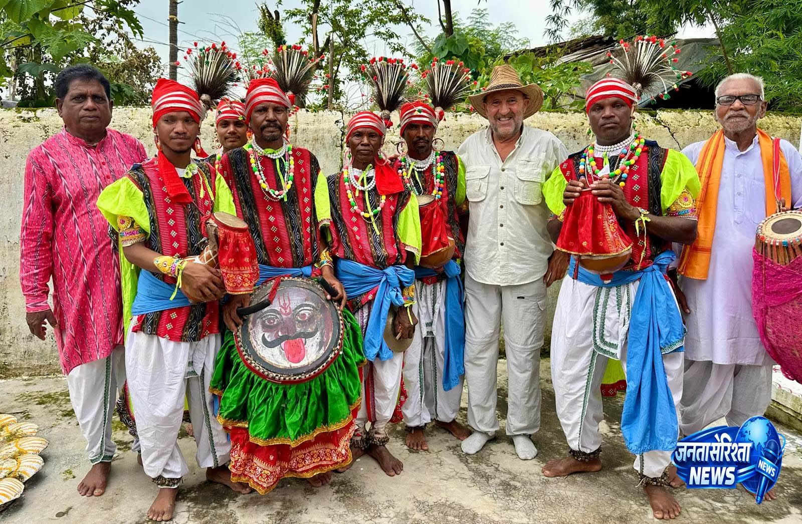 स्पेनिश लेखक ललाफ्रैंक ने कालाहांडी का दौरा किया स्पेनिश लेखक ललाफ्रैंक ने कालाहांडी का दौरा किया