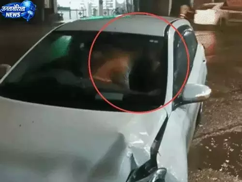 एक्सीडेंट के बाद कार में KISS करते कपल का पुलिस ने काटा चालान एक्सीडेंट के बाद कार में KISS करते कपल का पुलिस ने काटा चालान