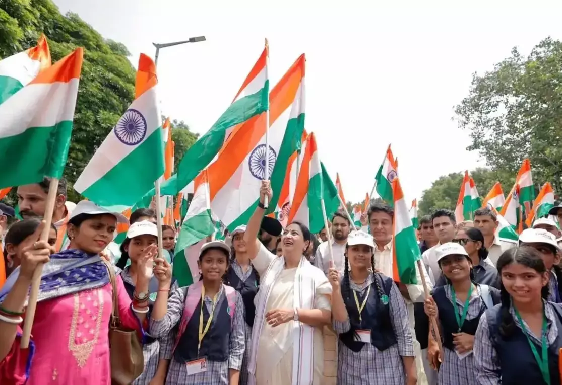 New Delhi: देशभक्ति के रंग में रंगा कनॉट प्लेस, दिल्लीवासियों ने बढ़ाया उत्साह : रेखा गुप्ता New Delhi: देशभक्ति के रंग में रंगा कनॉट प्लेस, दिल्लीवासियों ने बढ़ाया उत्साह : रेखा गुप्ता