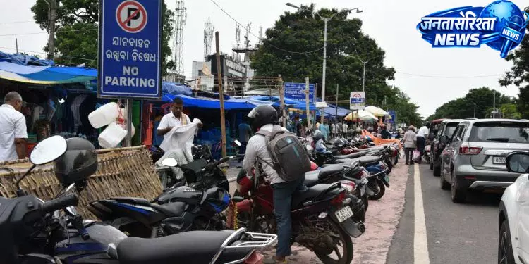 Bhubaneswar फुटपाथों पर कब्जा, पैदल यात्री परेशान Bhubaneswar फुटपाथों पर कब्जा, पैदल यात्री परेशान