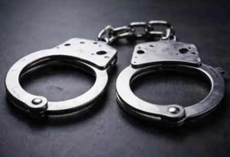 कर्नाटक के हुलिमावु में ट्रैफिक पुलिसकर्मी से मारपीट, आरोपी गिरफ्तार कर्नाटक के हुलिमावु में ट्रैफिक पुलिसकर्मी से मारपीट, आरोपी गिरफ्तार