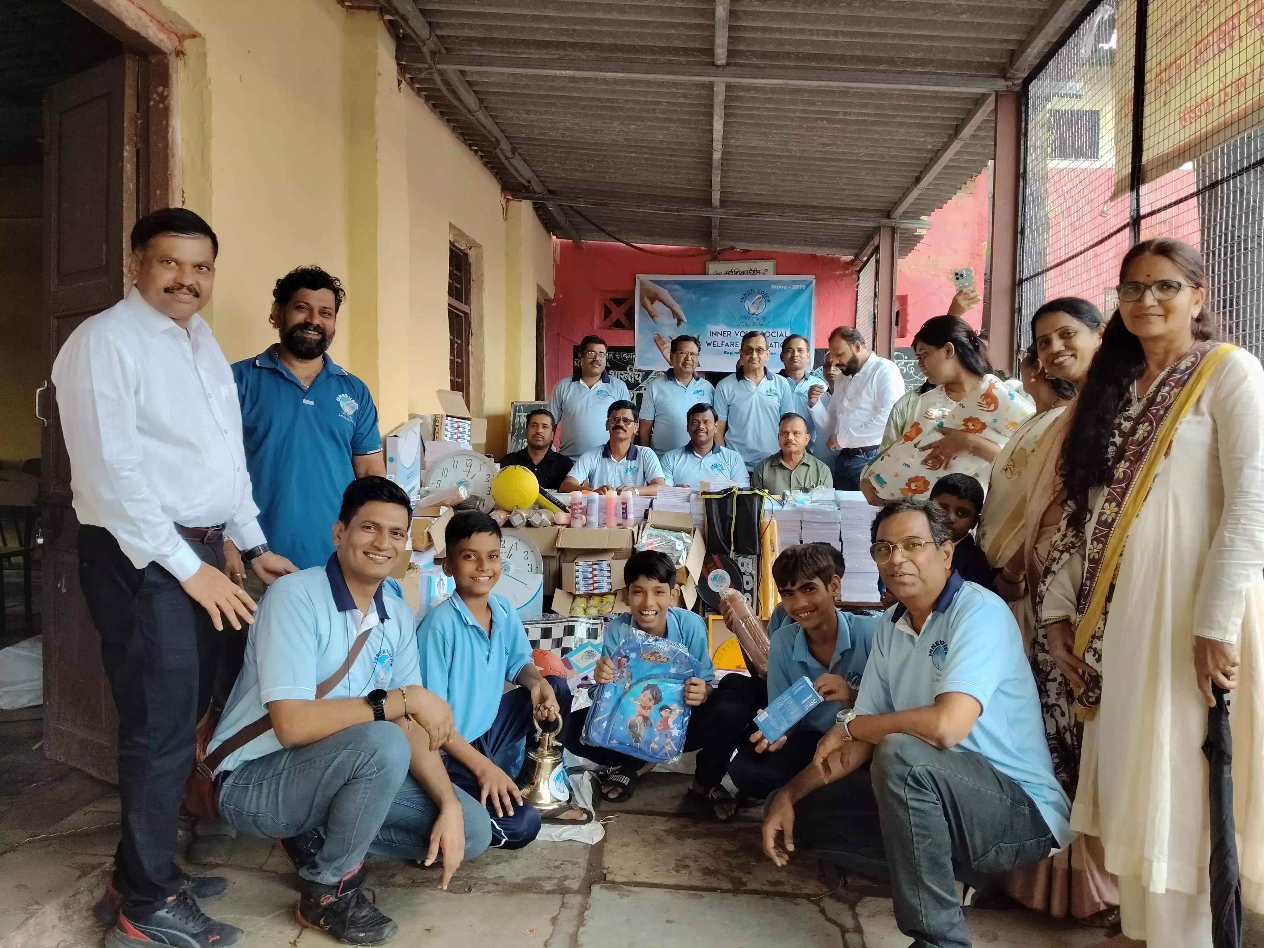 Mumbai: गाढ़ी कमाई का छात्रों के लिए किया सदुपयोग, चेहरों पर छाई खुशी Mumbai: गाढ़ी कमाई का छात्रों के लिए किया सदुपयोग, चेहरों पर छाई खुशी