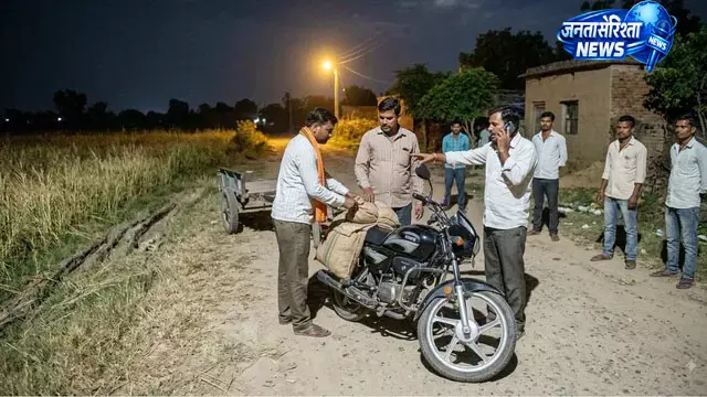 पीलीभीत में मांस से लदी बाइक पकड़ी गई, बजरंग दल की सूचना पर पुलिस जांच में जुटी पीलीभीत में मांस से लदी बाइक पकड़ी गई, बजरंग दल की सूचना पर पुलिस जांच में जुटी