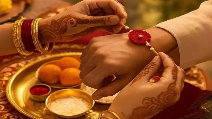 Raksha Bandhan 2026: चंद्र ग्रहण में मनाएं रक्षाबंधन, जानें शुभ मुहूर्त Raksha Bandhan 2026: चंद्र ग्रहण में मनाएं रक्षाबंधन, जानें शुभ मुहूर्त