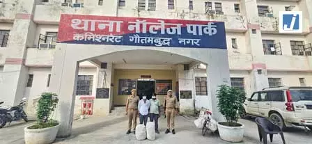 पुलिस ने 23.60 किलो गांजे के साथ दो तस्करों को दबोचा, तस्करी में इस्तेमाल बाइक बरामद पुलिस ने 23.60 किलो गांजे के साथ दो तस्करों को दबोचा, तस्करी में इस्तेमाल बाइक बरामद