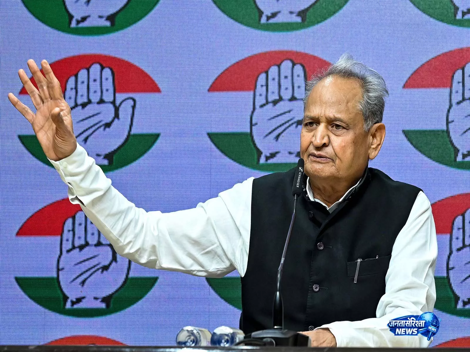 स्कूलों में मीडिया रोक पर गहलोत ने सरकार को घेरा स्कूलों में मीडिया रोक पर गहलोत ने सरकार को घेरा