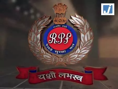 रील के लिए चलती ट्रेनों पर पत्थरबाजी न करें, RPF ने युवाओं को किया जागरूक रील के लिए चलती ट्रेनों पर पत्थरबाजी न करें, RPF ने युवाओं को किया जागरूक