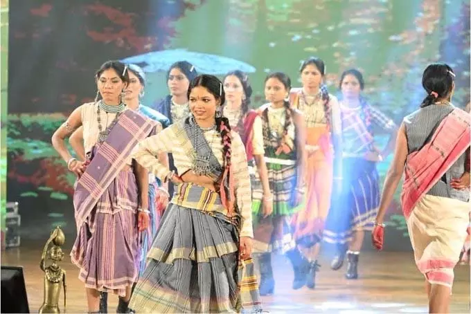 सुकमा की 9 पुनर्वासित महिलाओं ने स्वेच्छा से किया रैंप वॉक सुकमा की 9 पुनर्वासित महिलाओं ने स्वेच्छा से किया रैंप वॉक
