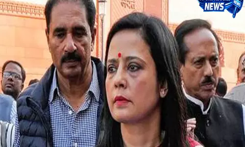 महुआ मोइत्रा ने खोला मोर्चा तीन अधिकारियों को विशेषाधिकार नोटिस महुआ मोइत्रा ने खोला मोर्चा तीन अधिकारियों को विशेषाधिकार नोटिस