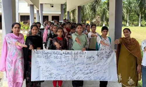 लाडवा कॉलेज में छात्रों और स्टाफ़ ने रैगिंग के ख़िलाफ़ शपथ लाडवा कॉलेज में छात्रों और स्टाफ़ ने रैगिंग के ख़िलाफ़ शपथ