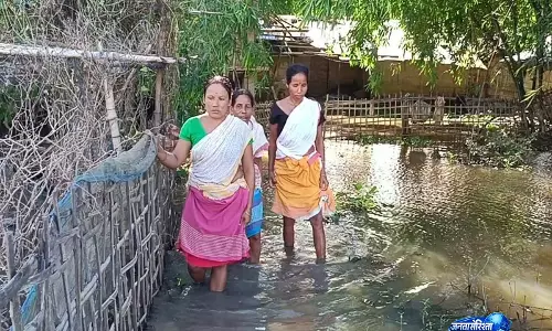 बाढ़ के 28 दिन बाद भी जोरहाट के ग्रामीण अपने घर और रोज़गार को फिर से खड़ा करने के लिए संघर्ष कर रहे बाढ़ के 28 दिन बाद भी जोरहाट के ग्रामीण अपने घर और रोज़गार को फिर से खड़ा करने के लिए संघर्ष कर रहे