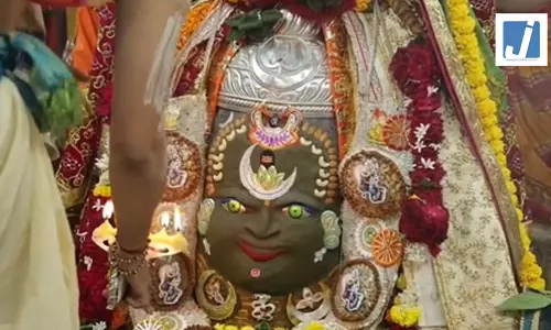 बाबा महाकाल का भव्य शृंगार, भस्म आरती में शामिल हुए बड़ी संख्या में श्रद्धालु बाबा महाकाल का भव्य शृंगार, भस्म आरती में शामिल हुए बड़ी संख्या में श्रद्धालु