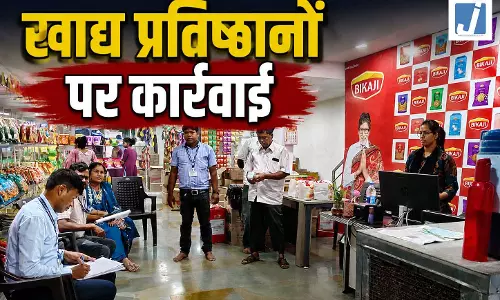 डूमरतराई थोक मार्केट से मिठाइयों के सैंपल लिए, हाइवे किंग रेस्टोरेंट का किचन खाद्य विभाग ने बंद कराया