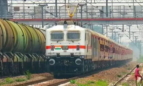 गोरखपुर में 1 घंटे खड़ी रही वैशाली सुपरफास्ट: गार्ड की कुर्सी टूटने पर बढ़ा विवाद गोरखपुर में 1 घंटे खड़ी रही वैशाली सुपरफास्ट: गार्ड की कुर्सी टूटने पर बढ़ा विवाद
