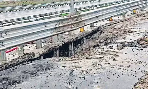 गंगा एक्सप्रेसवे पर पहली ही बारिश में धंसी सड़क: अमरोहा के बाद अब उन्नाव में बही मिट्टी