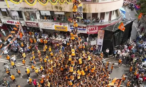दही हांडी को UNESCO टैग दिलाने की तैयारी महाराष्ट्र का बड़ा कदम दही हांडी को UNESCO टैग दिलाने की तैयारी महाराष्ट्र का बड़ा कदम