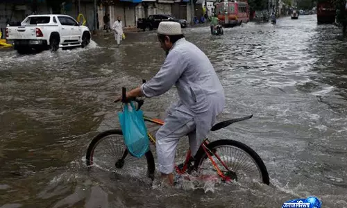 रावलपिंडी-इस्लामाबाद में भारी बारिश से जलभराव रावलपिंडी-इस्लामाबाद में भारी बारिश से जलभराव