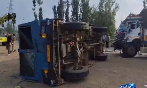 ट्रक से टक्कर के बाद CRPF बंकर वाहन दुर्घटनाग्रस्त, जवान घायल ट्रक से टक्कर के बाद CRPF बंकर वाहन दुर्घटनाग्रस्त, जवान घायल
