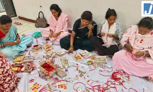 राखी को लेकर तैयार हैं लोकल उत्पाद राखी को लेकर तैयार हैं लोकल उत्पाद