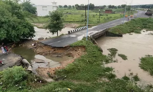 सीवर लाइन खुदाई और बारिश से सड़कें बदहाल, गड्ढों में तब्दील हुईं कई सड़कें