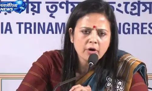 महुआ मोइत्रा का अधिकारियों पर आरोप, लोकसभा स्पीकर को विशेषाधिकार हनन नोटिस महुआ मोइत्रा का अधिकारियों पर आरोप, लोकसभा स्पीकर को विशेषाधिकार हनन नोटिस