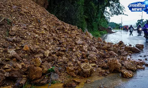ठाणे में घोड़बंदर रोड पर भूस्खलन, हाउसिंग सोसाइटी के पास गिरा मलबा