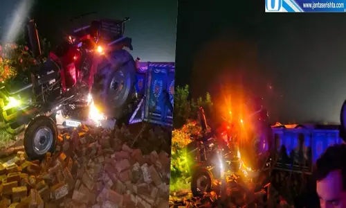 गंगा एक्सप्रेसवे पर ट्रैक्टर ट्रॉली हादसा कार दबने से कई घायल
