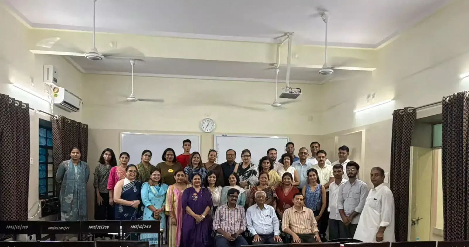 Bikaner: वर्ल्ड ऑफ वर्ड्स बुक क्लब में किताबों पर चर्चा, इन्फो सेशन में दिखा उत्साह Bikaner: वर्ल्ड ऑफ वर्ड्स बुक क्लब में किताबों पर चर्चा, इन्फो सेशन में दिखा उत्साह