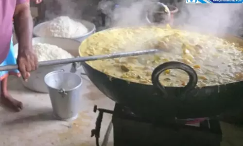 बालेश्वर में BDO की संवेदनशील पहल, बाढ़ पीड़ितों के लिए खुद बनाया और परोसा भोजन बालेश्वर में BDO की संवेदनशील पहल, बाढ़ पीड़ितों के लिए खुद बनाया और परोसा भोजन