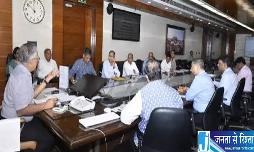 UP में रोजगार बढ़ाने की तैयारी तेज मुख्य सचिव ने की समीक्षा बैठक UP में रोजगार बढ़ाने की तैयारी तेज मुख्य सचिव ने की समीक्षा बैठक