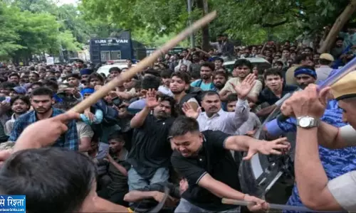 लाठी लेकर तैनात थे पुलिसकर्मी सुप्रीम कोर्ट में हुआ खुलासा लाठी लेकर तैनात थे पुलिसकर्मी सुप्रीम कोर्ट में हुआ खुलासा